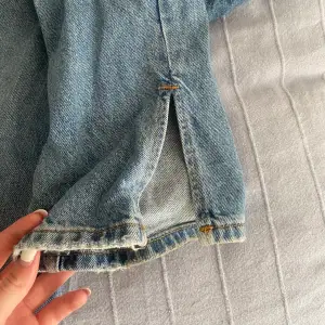 jeans med slits längst ner vid benet, säljer pga dom inte används längre säljer för 140kr +frakt❤️