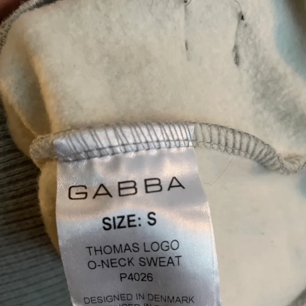 Säljer en snygg Gabba tröja i strl S  Skickas smidigast för 66kr Spårbart paket post nords tjänst skicka lätt . Tröjor & Koftor.