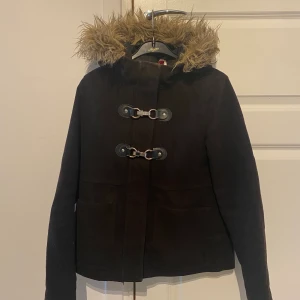 Jacka - Svart jacka. Använd med några färgskiftningar, men funktionell. Stl 38 men mer som 36.