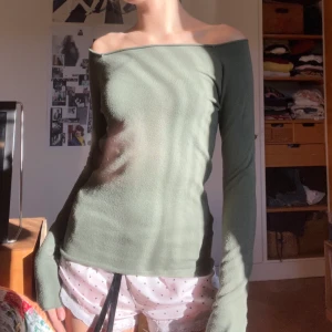 grön båtringad/offshoulder  - offshoulder ”stickad” köpt i rom