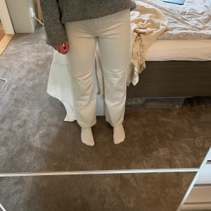 Beiga Straight Jeans Lindex  - Beiga wida jeans från Lindex, som inte kommer till användning längre. Skriv privat vid fler frågor eller ifall ni vill ha fler bilder💗