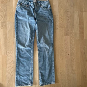 Lågmidjade raka jeans  - Modellen Icon från lager 157. Långa i benen på mig som är ca 170. Skriv om du är intresserad💕 använda några få gånger så inprincip nyskick. Nypris 400 säljer för halva priset 200