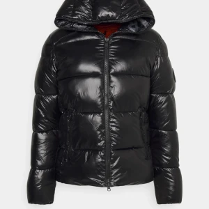 Save the duck Jacka - Säljer en save the duck jacka som är väldigt sparsamt använd (max 5 gånger) pågrund av att jag har en annan jag gillar bättre, kan tänka mig att denna jacka även sitter fint på tjejer och inte bara grabbar. Kan gå ner i pris vid snabb affär🙏🏽