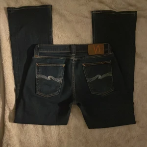 Nudie jeans  - Snygga bootcut nudie jeans🥰. Kommer ej till användning då jag tycker att de inte sitter bra på mig! Midjemått tvärsöver:39 innerbenslängd:70cm