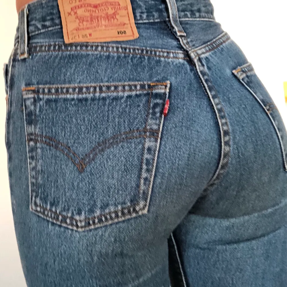 Vintage Levis 501! Sitter som en smäck men lite trasiga i sömnen nertill . Jeans & Byxor.