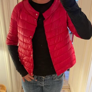 Säljer min fina röda trekvarts dunjacka!!❤️😆 - Sååå snygg trekvartsjacka i röd! Perfekt att ha till utgång eller i skolan!😁 Köpt utomlands👊🏻 Storlek S