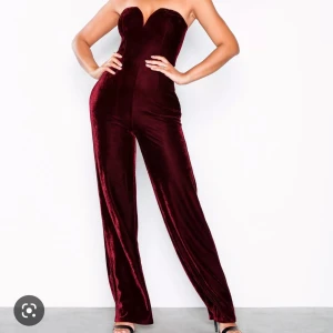 Splitter ny NLY Jumpsuit - En kväll på krogen, födelsedagsfirande, julen eller varför inte en date night? Perfekta jumpsuiten som är elegant och classy och helt slutsåld på Nellys hemsida! Storlek 34, vinröd. Om bilder på önskad är det bara att skriva! 