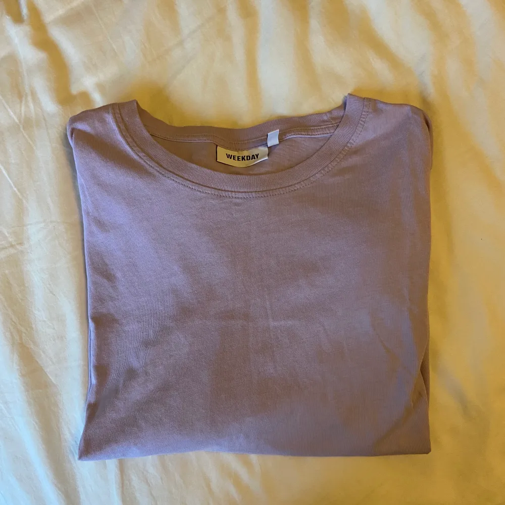 Långärmad t-shirt i lila från Weekday. Använd en gång ! . Toppar.