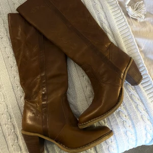 Höga bruna boots - Säljer dessa höga bruna bootsen i storlek 38, säljes då dem dessvärre är för små för mig. Äkta skinn.🌸