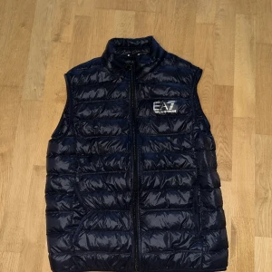 EA7 väst - En armani väst som är använd sparsamt och fåtal gånger. Säljer den för den är för liten. Köptes i Pondus i Smögen. Storlek XXL men skulle säga den sitter som M/L Nypris 1500kr