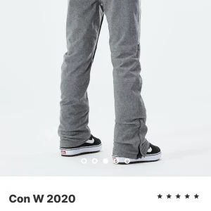 Dope Skid/snowboardbyxor - Gråa skidbyxor från dope i storlek M, använda en säsong men väldigt bra skick. Säljer då jag inte får användning av dem längre. Köparen står för frakten.