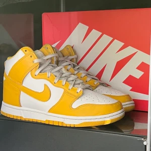 Nike dunk high dark sulfur - ⚡️Nike dunk high dark sulfur⚡️💥Storlek 41💥🍀Box och kvitto finns 🍀🦋Vid frågor/ fler bilder är det bara att kontakta mig 🦋📦Kan frakta eller mötas upp i Stockholm 📦🍄Pris kan diskuteras vid snabb affär 🍄