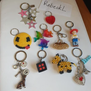Nyckelringar  - TRYCK INTE PÅ KÖP NU❕   Kontakta mig och skriv vilka du vill ha!   Säljer mina älskande nyckelringar pga att de inte används längre.       ☆ Jag samfraktar, så fraktkostnaden kan ändras beroende på hur mycket du köper! 
