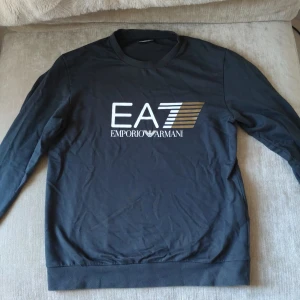 EA7 armani tröja  - äkta långärmad tröja kan använda som tjocktröja eller bara tröja. bra skick storlek M   kan fraktas
