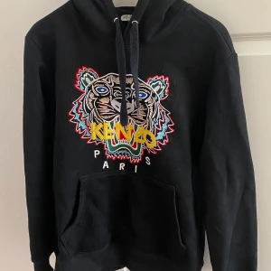 Kenzo tröja - Äkta och fin tröja i bra skick,  använd fåtal gånger! Köparen står för frakt. Storlek S passar även M. Skriv för mer info❤️