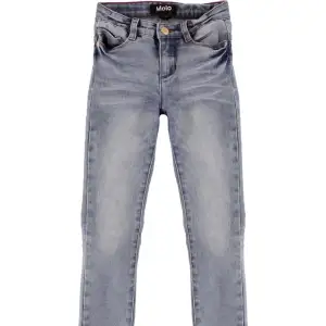 Jeans från Molo, modell Angelica. Använd, men utan anmärkning.       Storlek: 134/140,   Material: Jeans,   Nypris: 499 SEK