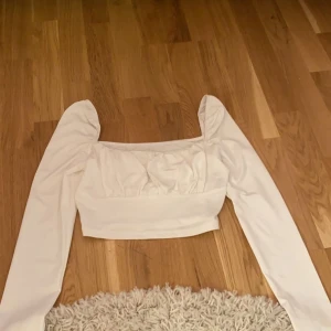 Vit långärmad topp - Det är en vitt långärmad topp, oanvänd 