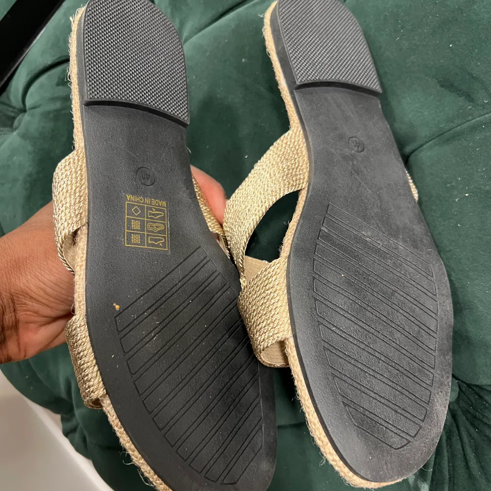 New not used gold slippers. Selling because of to small. They can fit a size 40 and 41 . Skor.