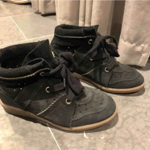 Isabel marant skor - Skit snygga isabel marant skor, kanppt använda och passar till absolut allt ÄLSKAR de verkligen!!