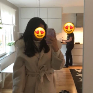 Kappa med päls - Säljer åt en vän, hennes skit snygga kappa i en ljus beige färg! Hon kan tänka sig gå ner i pris vid snabb affär. Den är använd typ tre gånger så nästan som ny😍😍😍 Nypris 3000
