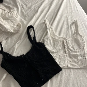Korsett  - Säljer dessa korsett liknande linnena för dom har blivit försmå vid brösten, har använt fåtal gånger. Säljer en för 50kr och båda för 70kr