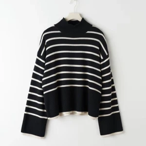 Svart stickad med vita ränder  - En snygg svart tröja med vita ränder från Gina Tricot 🤍🤍