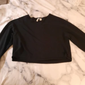 Croppad tröja - En långärmad croppad tröja, den är använd en del men fortfarande i bra skick 