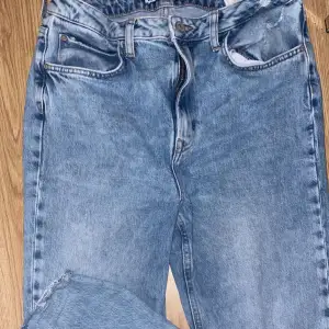 Säljer mina fina jeans från Zara som är raka/lite bootcut nertil och en slit längst ner på båda benen.  Säljer då det ej kommer till användning. 💕💕💕