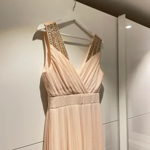 Aftonklänning i diameter 🌟🌟🌟 - Säljer min vackra klänning 👗 kör för 2500kr på dressroom! Säljer för 500kr