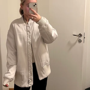 Ljus jacka  - Stolek S, använd endast en gång:) varm och fodrad.