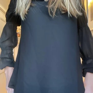 Blus - Denna super fina svarta blusen från trendyol. Perfekt till fest eller vardags. Ärvd av kusin men aldrig använd. Prislapp kvar. Perfekt nu till hösten. Tveka inte att skriva för flera bilder eller något du undrar över❤️