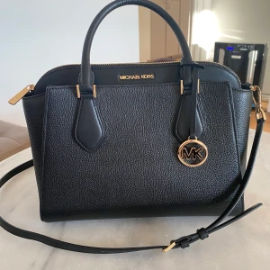 Michael kors väska - Michael kors väska i toppskick.  Enda tecken på användning är gulddetaljerna på undersidan. (Se bild) 