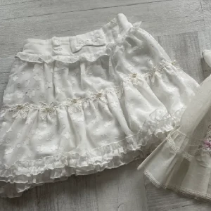 vit kjol kawaii - vit kjol kawaii. passar storlek S och M. har insydda shorts under 🖤🖤🖤 möts i stockholm eller fraktar :)