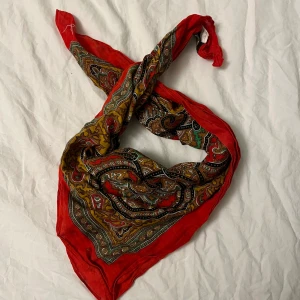 Scarf  - Scarf som går att styla på massa coola sätt. Helt kvadratisk !kan posta💋