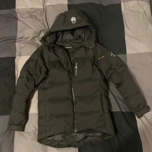 Sail Racing Jacka - Hej! Säljer min Sail Racing jacka som är i storlek S, jackan är köpt för cirka 1 och ett halvt år sen. Jackan är köpt för 2299 kr och jag säljer den för 1200 kr kvitto finns! Hör av er vid intresse😀