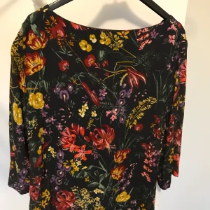Blus - Blus med färgglatt mönster i stl 40. 3/4- ärm, fint skick. Frakt betalas av köparen.