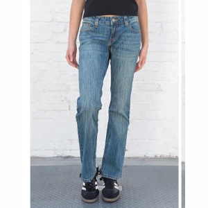 Lågmidjade bootcut/flare (brielle 90s) - Ett par brielle 90s från brandy Melville, helt oanvända i storlek M. Dm för fler bilder, möts upp och fraktar! 