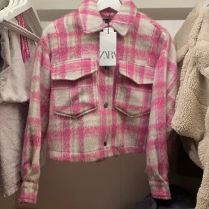 Kappa Zara - Hej jag säljer en rosa vit rutig kappa från zara, oanvänd med prislapp kvar💗