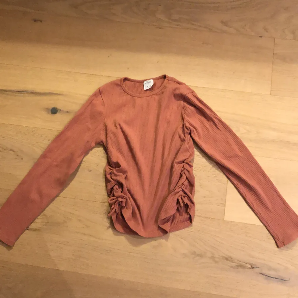 Rosa långärmad tröja med rosetter på sidan! Inkluderar ej frakt eller Swish . Tröjor & Koftor.