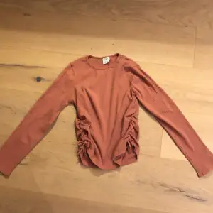 Rosa långärmad tröja med rosetter på sidan! Inkluderar ej frakt eller Swish 