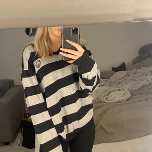 Collegetröja  - Skön college tröja, oversized i storlek XL men jag skulle säga att den är en M/L