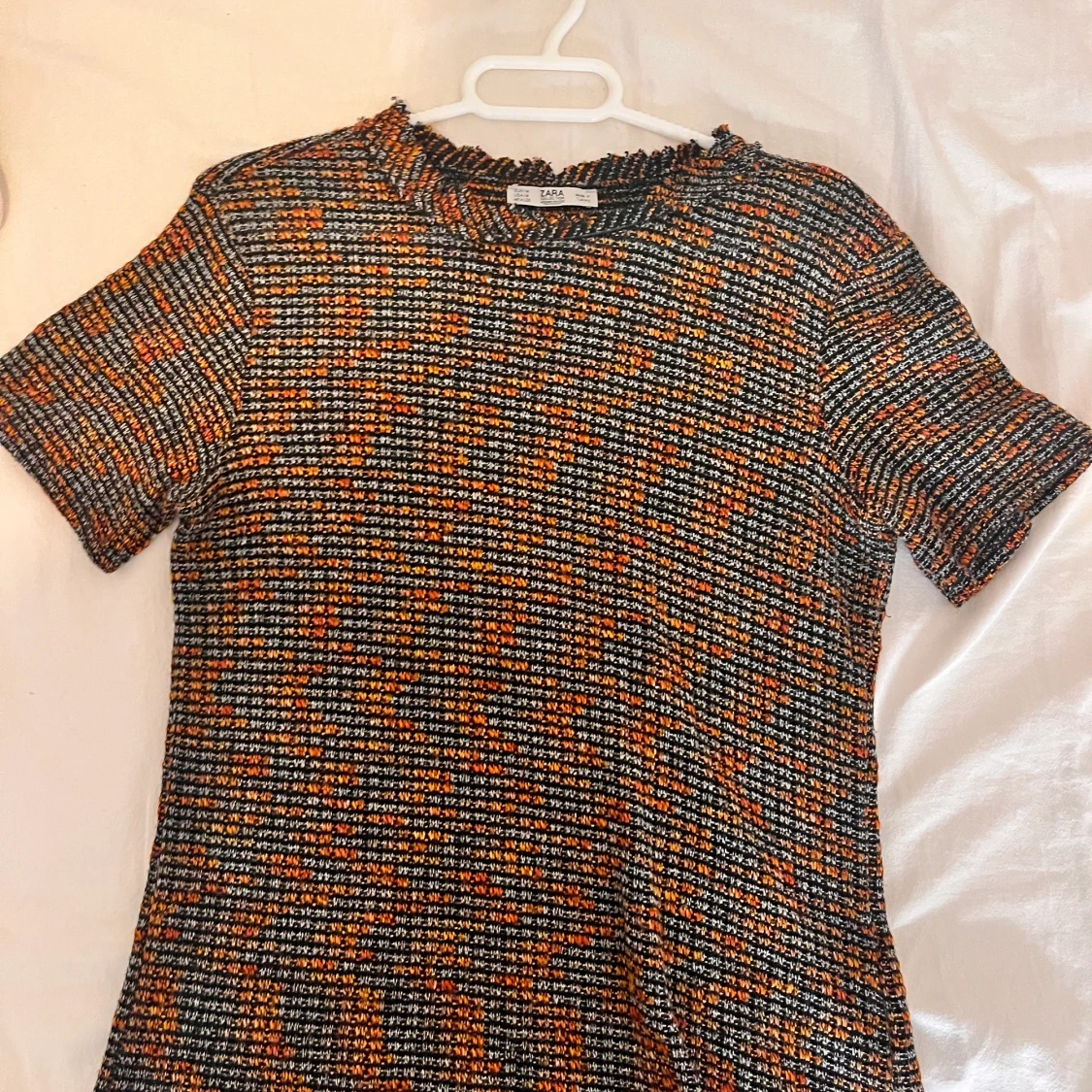 En till som e i stickat matrial och höstliga färger i storlek M