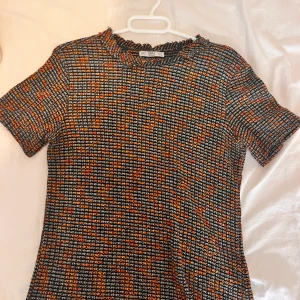 En till som e i stickat matrial och höstliga färger i storlek M - En topp från zara i storlek M i fina höst förger använd 1 gång kostade runt 200 till 250 säljer för 80kr