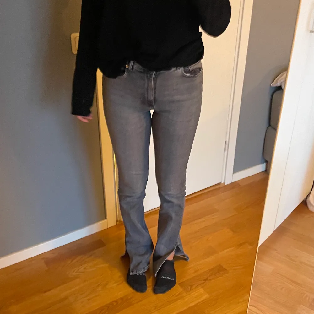 Säljer dessa superfina gråa jeans från Zara! Knappt använda, superbra skick och inga defekter. Jag är 172 och dom är lite långa på mig. . Jeans & Byxor.