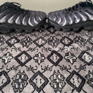 Nike Vapormax - Asfeta Nike Vapormax i strl 43. Inte alls slitna bara använda några fåtal gånger. Hmu om ni vill köpa eller har frågor. Kan frakta överallt