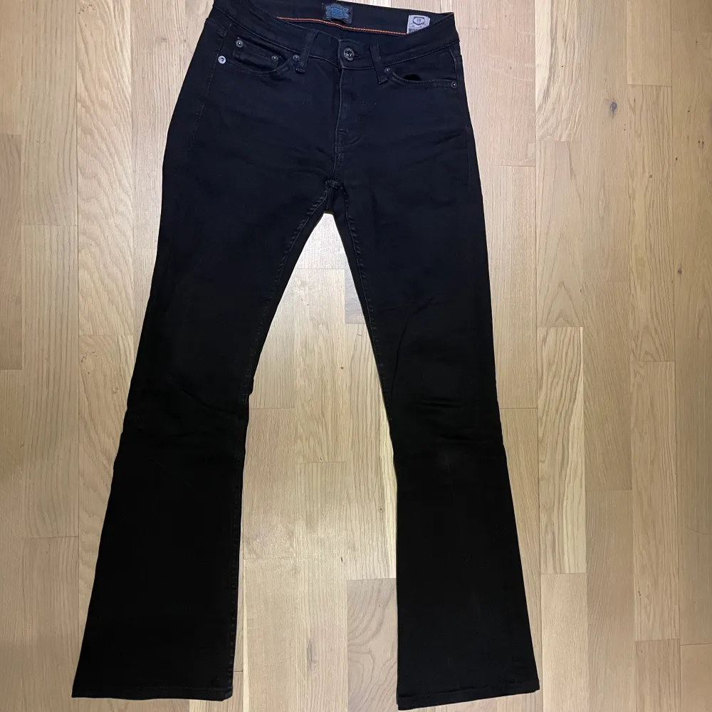 Low waste Crocker jeans i storlek W 25 L 31! Säljer dem för de är lite för korta på mig!  Köparen betalar frakt . Jeans & Byxor.