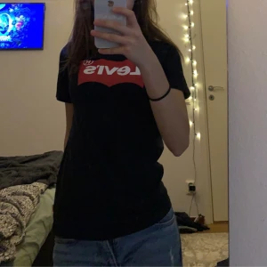 Svart Levi’s T-shirt  - En svart Levi’s T-shirt som har används Max 10gånger 