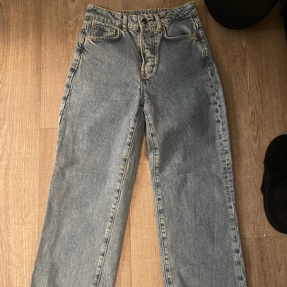 Ett par blåa jeans från bikbok men köpta från carlings, W26 men uppsydda i benen så de passar mig som är 160 💕. Jeans & Byxor.