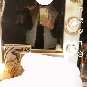 Väst💖 - Säljer nu min jättefina ljusblåa väst från Gina💗 köptes för 399 säljs för 130💘 säljer pga att den kommer inte till användning och är i full skick💘 hör gärna av dig 💗