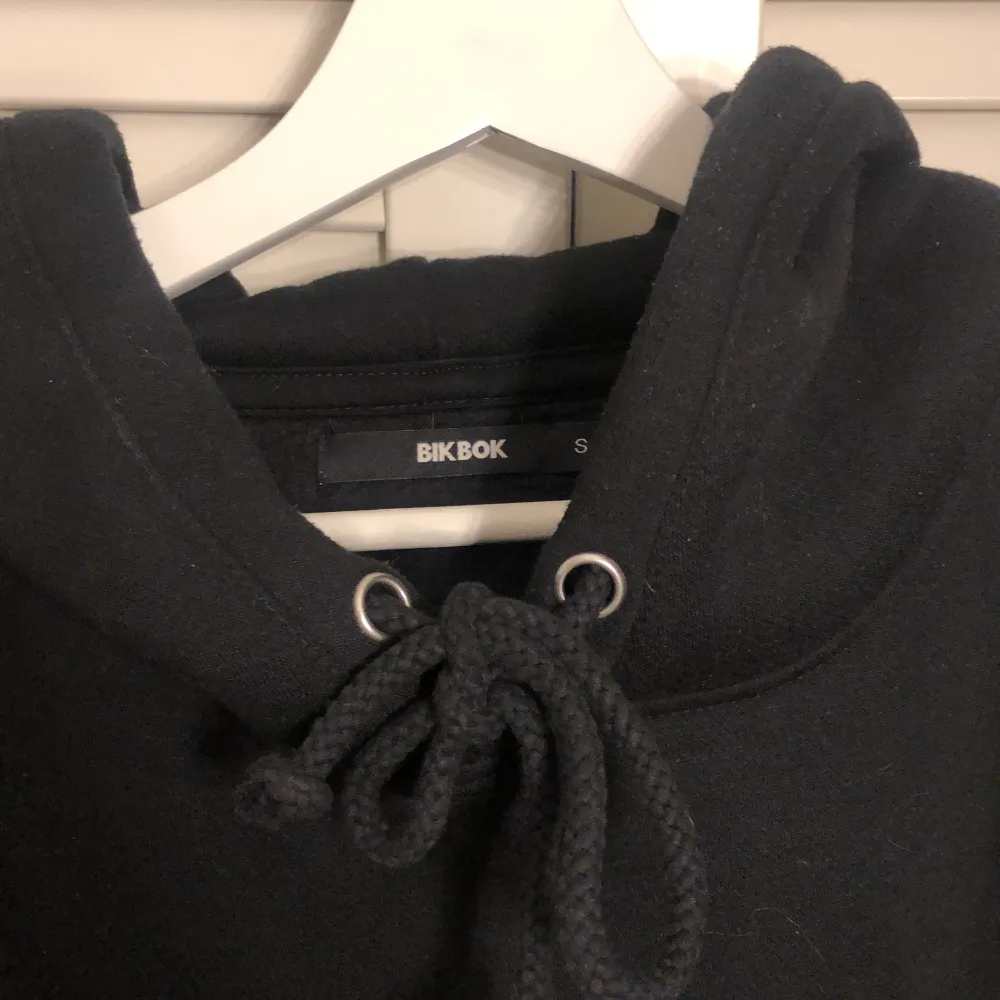 Säljer denna svarta hoodie från Bikbok. Snygg, skön och enkel hoodie. Använd ett fåtal gånger och är i bra skick. Storlek S. Skicka gärna ett meddelande vid intresse eller frågor ☺️. Hoodies.